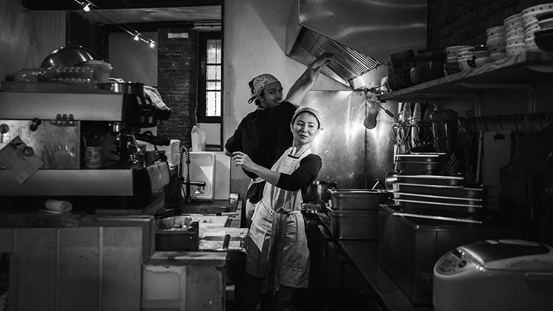 Tomoko et son cuisinier dans la cuisine du Solaneko-cantine japonaise et salon de thé à Toulouse ©louisderigon
