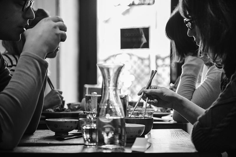 Des clients déjeunent au Solaneko - Cantine japonaise et salon de thé à Toulouse ©louisderigon