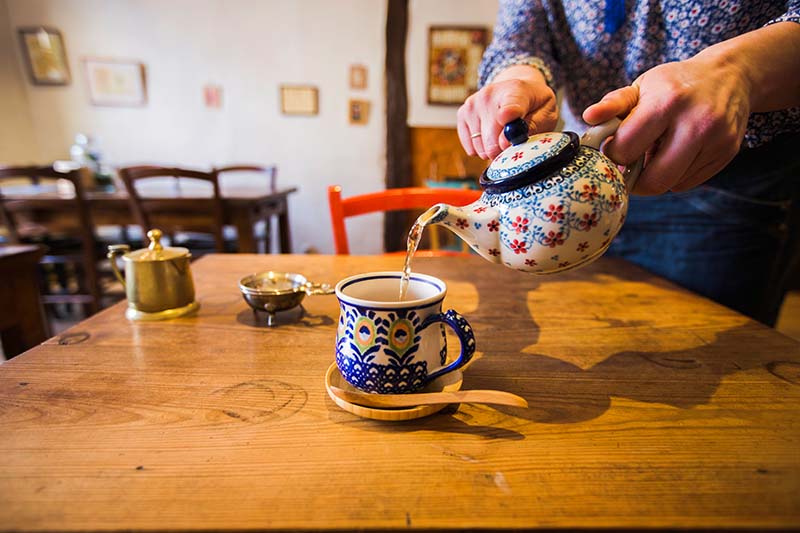 Une cliente se sert un thé-Solaneko-salon de thé à Toulouse ©louisderigon